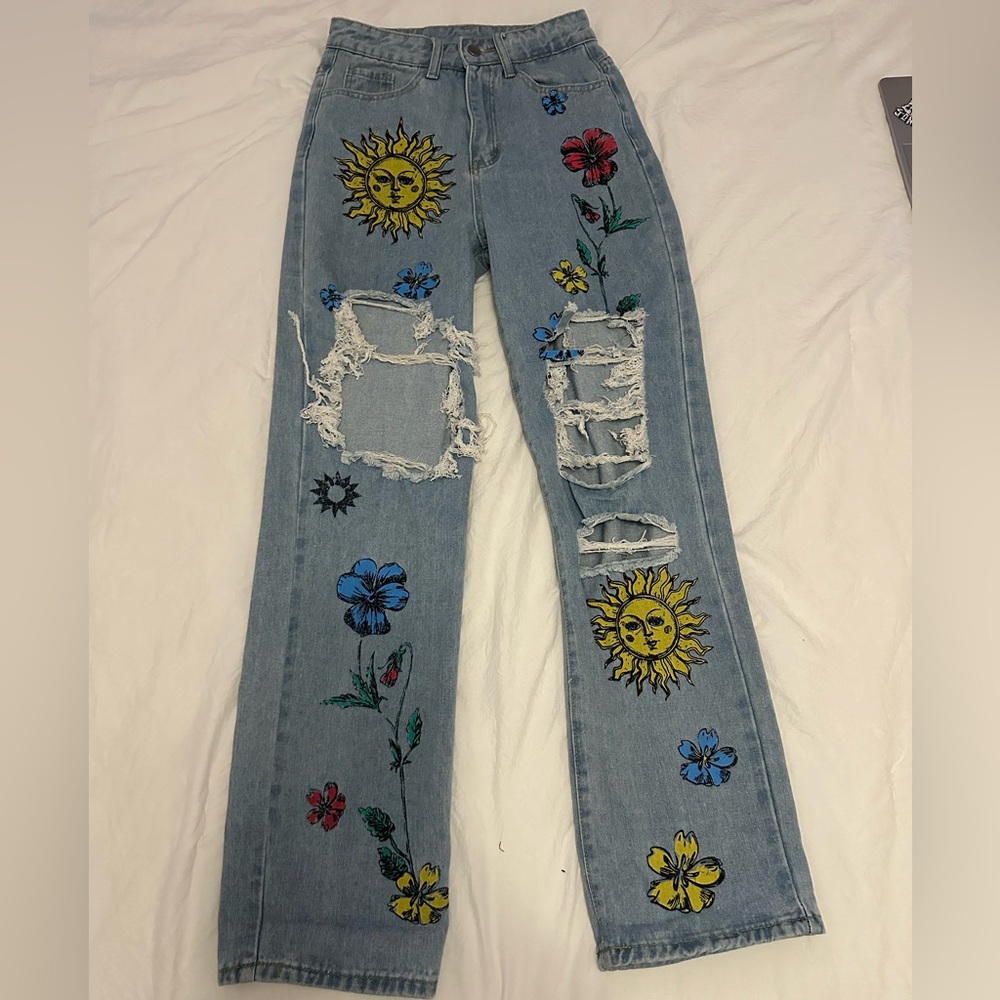 Ripped jeans with designs